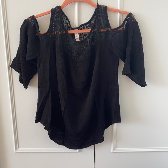 Flowy black blouse with shoulder cut outs - Picture 1 of 2